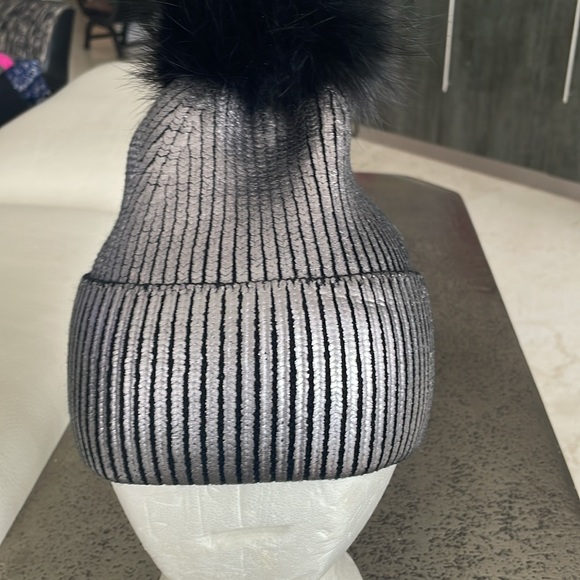 JOCELYN SILVER METALLIC FOX FUR POM-POM BEANIE HAT - Picture 3 of 5